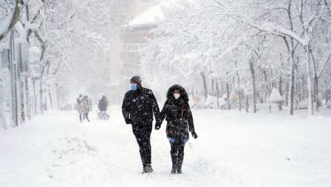 La Comunidad de Madrid ha despertado este sábado cubierta con una espesa manta de nieve que impide la movilidad en buena parte de la región, incluida la capital.