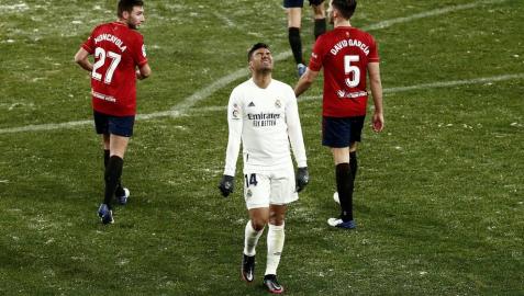 Moncayola y David García, junto a Casemiro dentro del área. Moncayola y David García, junto a Casemiro dentro del área.