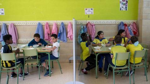 Mamparas y comidas en las aulas, así son los comedores escolares este curso