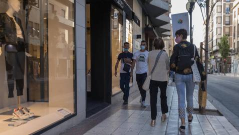 Varias personas pasean con mascarilla por una calle de Tudela