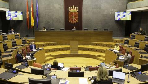 Imagen de la reunión que esta mañana ha celebrado la Mesa y Junta en el salón de plenos del Parlamento. Cedidas por la Cámara foral.
