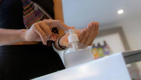 Una persona se aplica gel hidroalcohólico.