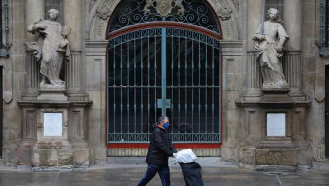 Un transeúnte pasa ante la fachada del Ayuntamiento de Pamplona el pasado mes de abril. Un transeúnte pasa ante la fachada del Ayuntamiento de Pamplona el pasado mes de abril.