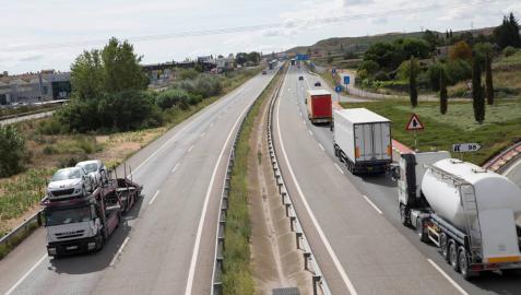 Varios camiones circulan por la autovía A-68 en el tramo que se va a mejorar en la variante de Tudela. Varios camiones circulan por la autovía A-68 en el tramo que se va a mejorar en la variante de Tudela.