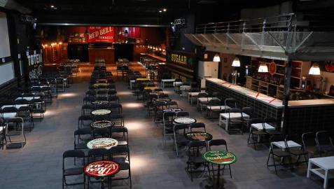 Sala Totem de Villava, donde han tenido lugar grandes conciertos y ahora presenta esta disposicion con mesas y sillas y un aforo para cien personas. Sala Totem de Villava, donde han tenido lugar grandes conciertos y ahora presenta esta disposicion con mesas y sillas y un aforo para cien personas.
