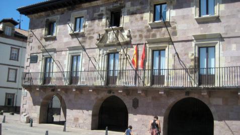 Aspecto parcial del Ayuntamiento de Baztan, en la plaza de los Fueros de Elizondo.