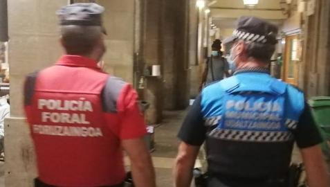 Patrullaje conjunto de Policía Municipal y Policía foral en el centro de Pamplona. Patrullaje conjunto de Policía Municipal y Policía foral en el centro de Pamplona.
