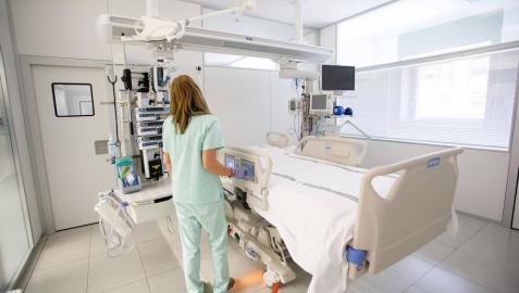 Una enfermera prepara una cama en el CHN.