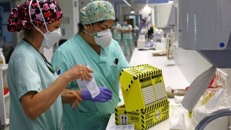 Dos profesionales del CHN ultiman el proceso para enviar un test para su análisis.