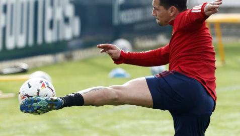 El Chimy Ávila golpea el balón el pasado viernes en Tajonar.