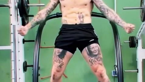 El Chimy Ávila, encima de la cinta del gimnasio.