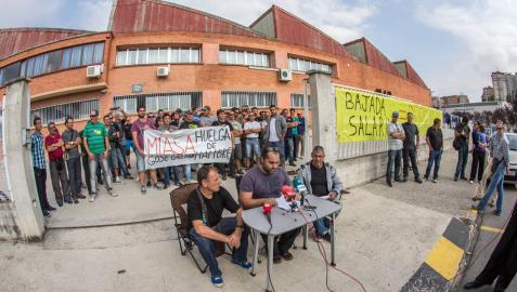 Trabajadores de Miasa en la puerta de la empresa, durante una rueda de prensa anterior.