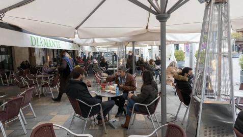 Barañáin, Pamplona, Estella y Tudela, así como el resto de la Comunidad foral, recibieron con visitantes la reapertura de las terrazas de los establecimientos hosteleros este jueves, 26 de noviembre.