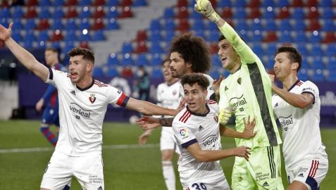 Osasuna respira gracias a la inspiración de Sergio Herrera, Kike Barja y Budimir