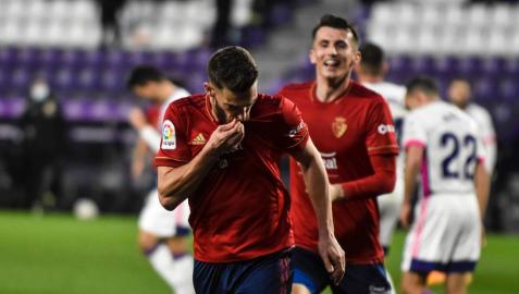 Roberto Torres se besa el escudo tras su gol ante el Real Valladolid
