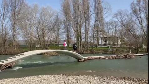 Peatones pasean por las pasarelas del río Arga, cortadas al público Peatones pasean por las pasarelas del río Arga, cortadas al público
