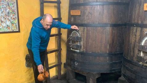 Jarra en mano, Inaxio Begiristain abre una 'kupela' de sidra.