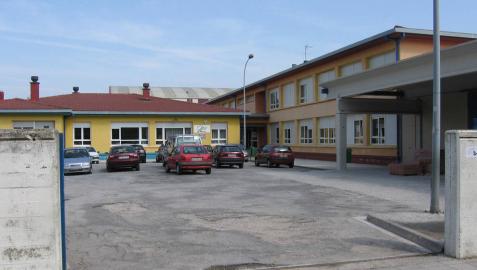 En una imagen de archivo, acceso al colegio público Zelandi de Alsasua