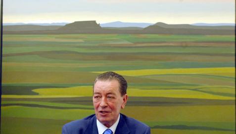 Rafael Gurrea , en su despacho del Parlamento de Navarra, con un paisaje del pintor navarro Pedro Salaberri de fondo.