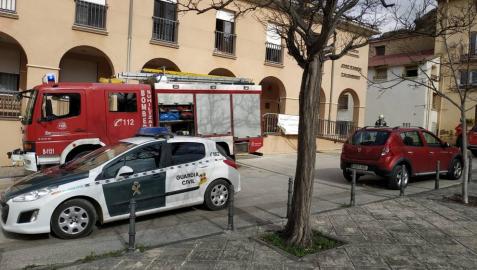 Imagen de las patrullas de Guardia Civil, en el desalojo de la residencia de ancianos en Caparroso
