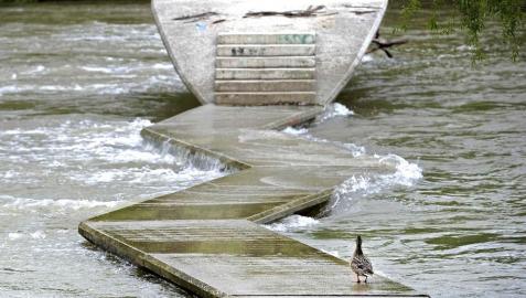 Las lluvias obligan a cerrar la pasarela de peatones del Arga
