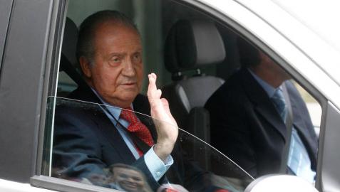 Imagen de archivo del rey Juan Carlos diciendo adiós desde el interior de un coche