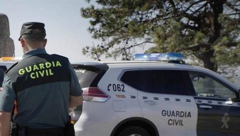 Un guardia civil junto a su vehículo, en una detención anterior