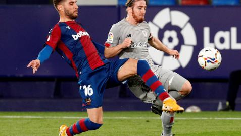 El centrocampista del Levante Rubén Rochinalucha con el delantero Iker Muniain, del Athlétic de Bilbao por un balón