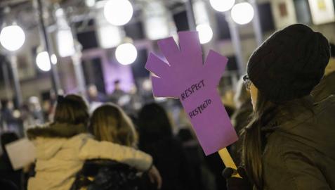 Una mujer pide respeto en una concentración contra la violencia machista en Tudela. Una mujer pide respeto en una concentración contra la violencia machista en Tudela.