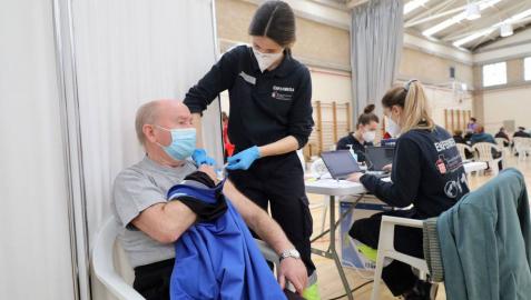Fotos de la vacunación de los mayores de 80 años en Pamplona. Este sábado han vacunado en el polideportivo de Azpilagaña