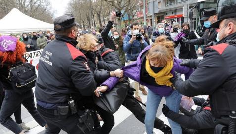 Varias mujeres se encadenan en el Parlamento, y una de ellas acaba detenida