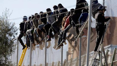 Un centenar de inmigrantes intenta saltar la valla de Melilla