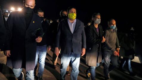 Seis de los presos del procés, Raül Romeva, Jordi Sànchez, Joaquim Forn, Oriol Junqueras, Jordi Cuixart y Jordi Turull, a las puertas de la cárcel de Lledoners antes de su entrada a prisión.
