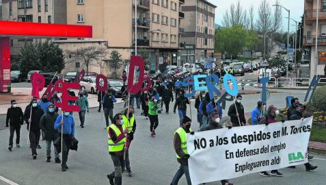 Los trabajadores de MTorres marcharon ayer hasta el Ayuntamiento de Noáin para protestar por los despidos.