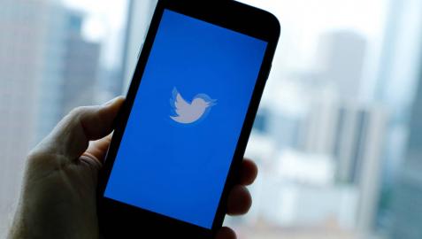 Un móvil con la aplicación de Twitter