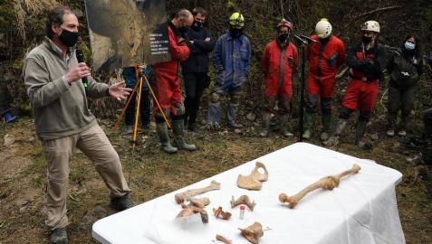 Este viernes ha sido presentado el importante hallazgo realizado en la cueva Errotalde I, en el término municipal de Erro. El 'hombre de Loizu' es el nombre con el que se han bautizado los restos humanos completos más antiguos localizados en Navarra, que datan del año 9.700 a.C.