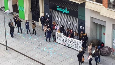 Huelga por el cierre de dos tiendas de Douglas en Navarra