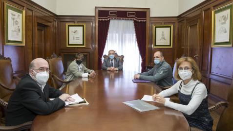 Ayuntamiento y comerciantes analizan la situación del comercio local y estudian líneas de trabajo Ayuntamiento y comerciantes analizan la situación del comercio local y estudian líneas de trabajo