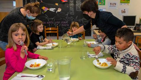 Escolares del colegio de Ancín este lunes en el comedor del centro.