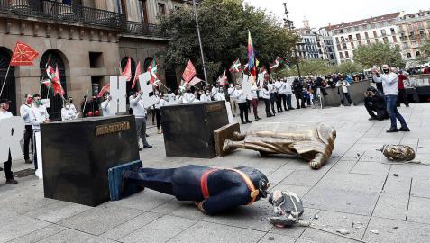 Acto de Sortu con las estatuas decapitadas sobre el suelo.