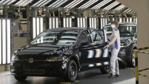Tras seis semanas de parón, la producción de coches retornó este 27 de abril a Landaben.