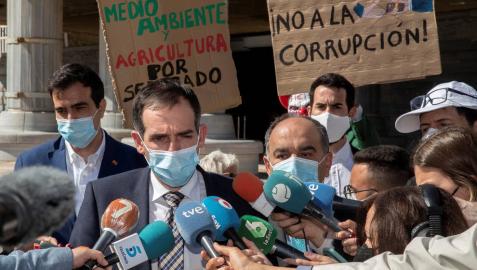 Juan José Liarte (2i), acompañado de Franciso Carrera (d), anuncian a la prensa que van a votar en contra de la moción de censura en la Asamblea Regional de Murcia.