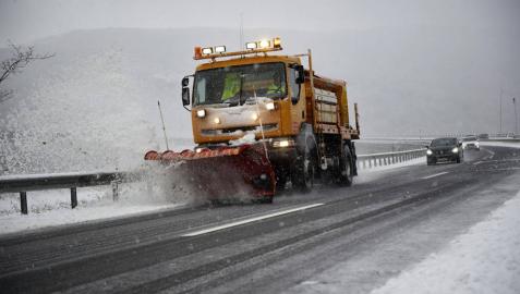 Rescatadas 10 personas de un autobús en peligro de caer a un río tras patinar por la nieve