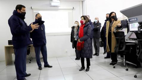 La ministra Robles lamenta haber conocido la salida de Iglesias por la prensa