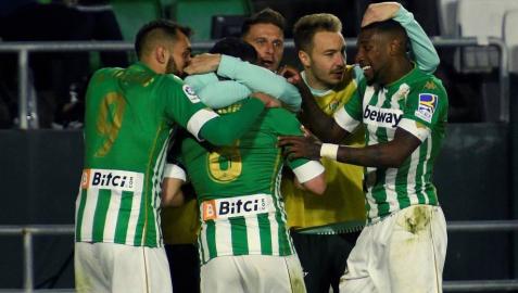 Fekir y Juanmi desatascan al Betis en la segunda parte