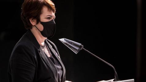 La parlamentaria de Podemos Ainhoa Aznárez, en una rueda de prensa en el Parlamento de Navarra.