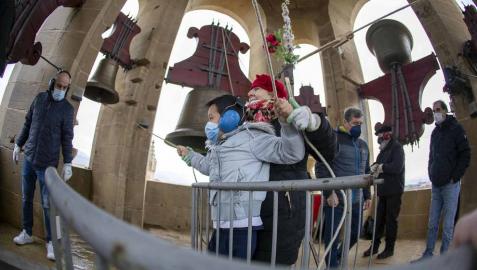 El grupo de campaneros de la Catedral de Pamplona se formó en 2011 y desde entonces se reúnen alrededor de 40 veces al año para bandear, tañer y repicar a la campana María, reina de la catedral, y sus hermanas de ambas torres