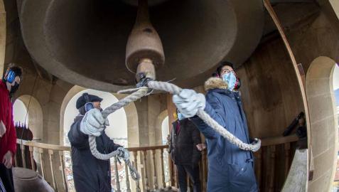 El grupo de campaneros de la Catedral de Pamplona se formó en 2011 y desde entonces se reúnen alrededor de 40 veces al año para bandear, tañer y repicar a la campana María, reina de la catedral, y sus hermanas de ambas torres