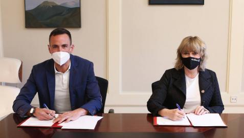 La consejera de Relaciones Ciudadanas, Ana Ollo, y el director de la Fundación +34, Francisco Javier Casado, en la firma.