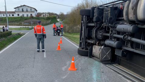 Dos mujeres consiguen escapar del vuelco de un camión en Larraintzar